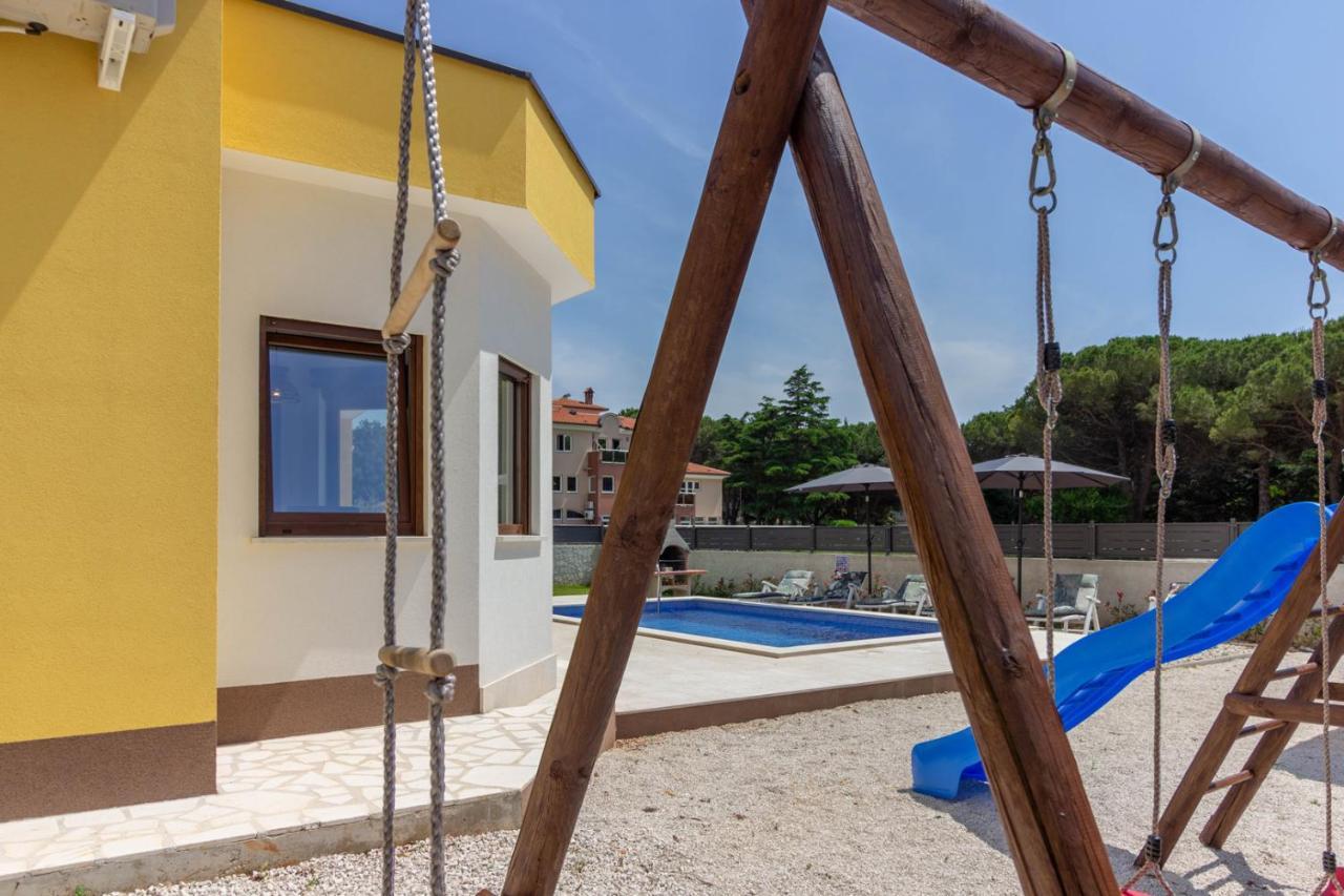 Modern Villa Eve In Medulin With Pool Near The Beach エクステリア 写真