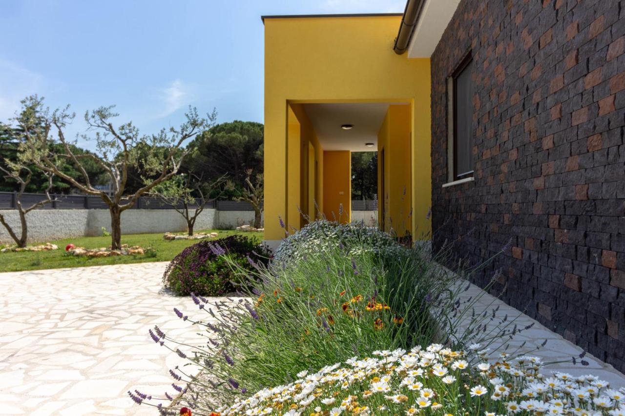 Modern Villa Eve In Medulin With Pool Near The Beach エクステリア 写真