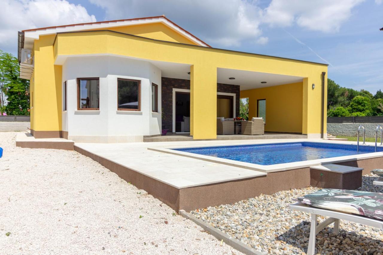 Modern Villa Eve In Medulin With Pool Near The Beach エクステリア 写真
