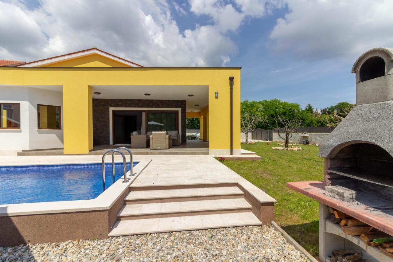 Modern Villa Eve In Medulin With Pool Near The Beach エクステリア 写真