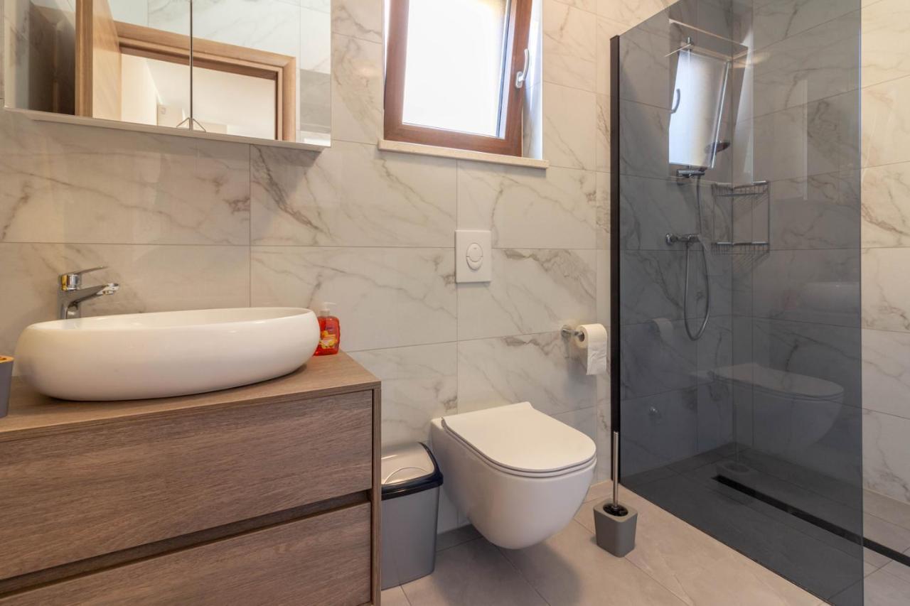 Modern Villa Eve In Medulin With Pool Near The Beach エクステリア 写真