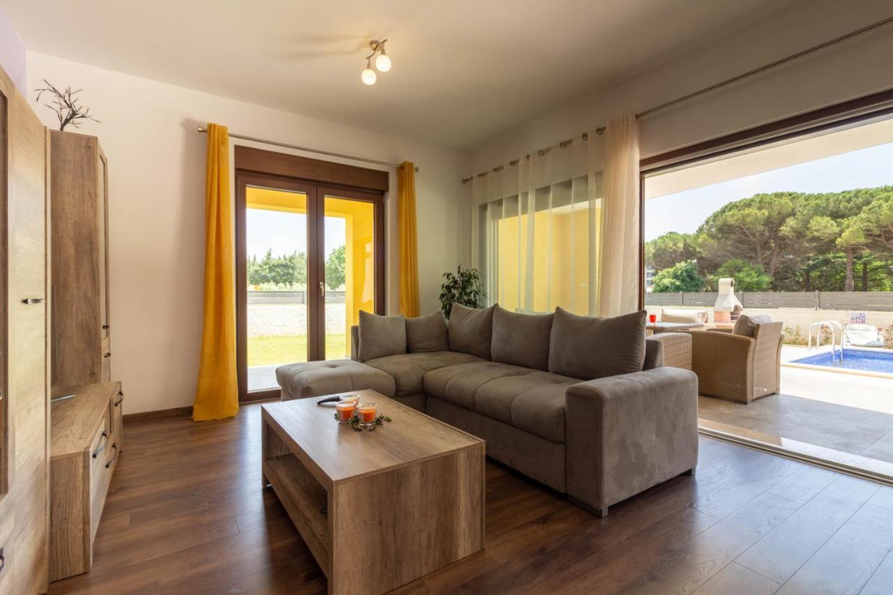 Modern Villa Eve In Medulin With Pool Near The Beach エクステリア 写真
