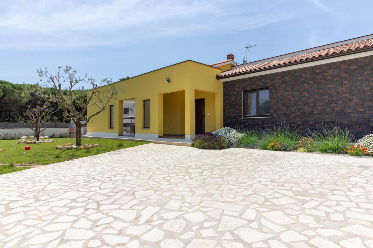 Modern Villa Eve In Medulin With Pool Near The Beach エクステリア 写真