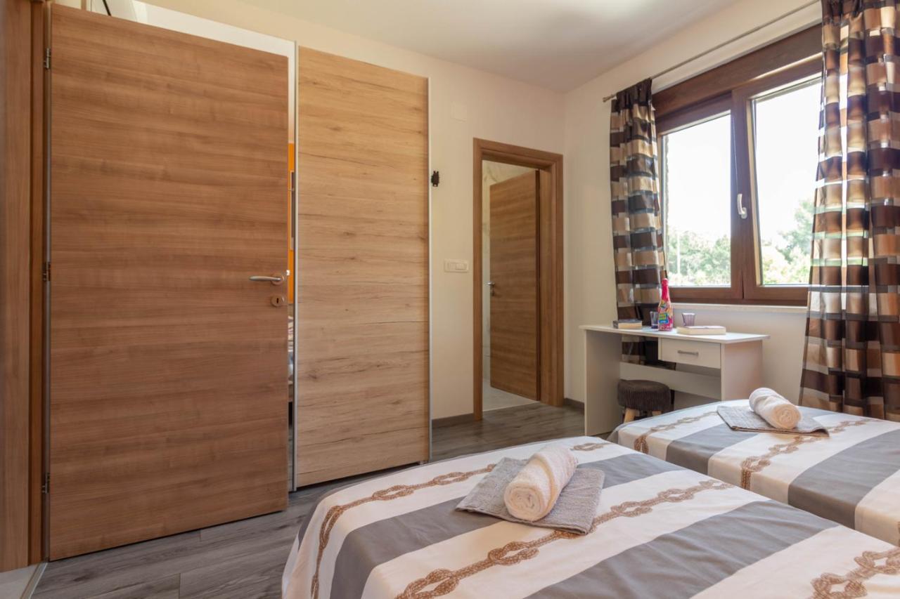 Modern Villa Eve In Medulin With Pool Near The Beach エクステリア 写真