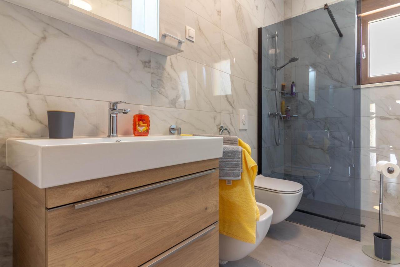 Modern Villa Eve In Medulin With Pool Near The Beach エクステリア 写真