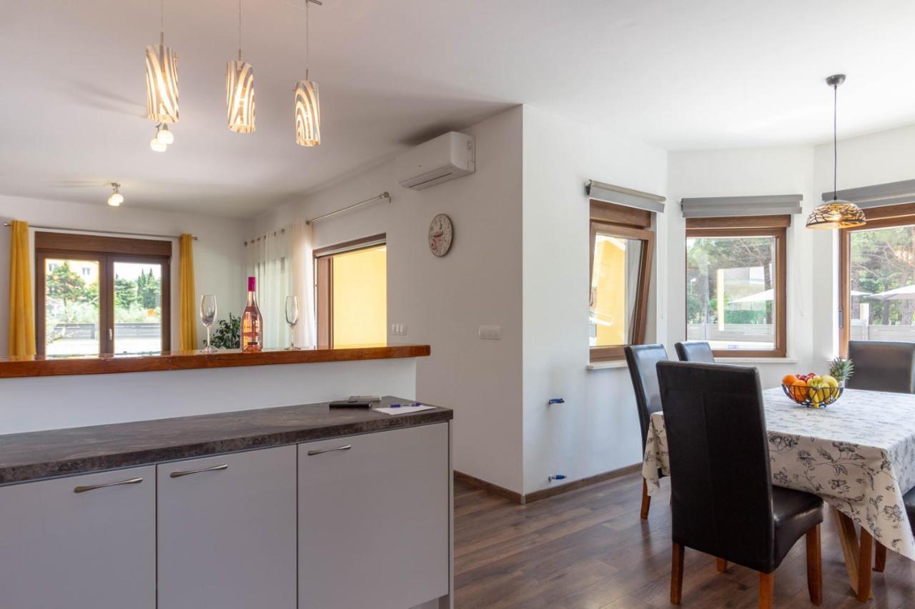 Modern Villa Eve In Medulin With Pool Near The Beach エクステリア 写真